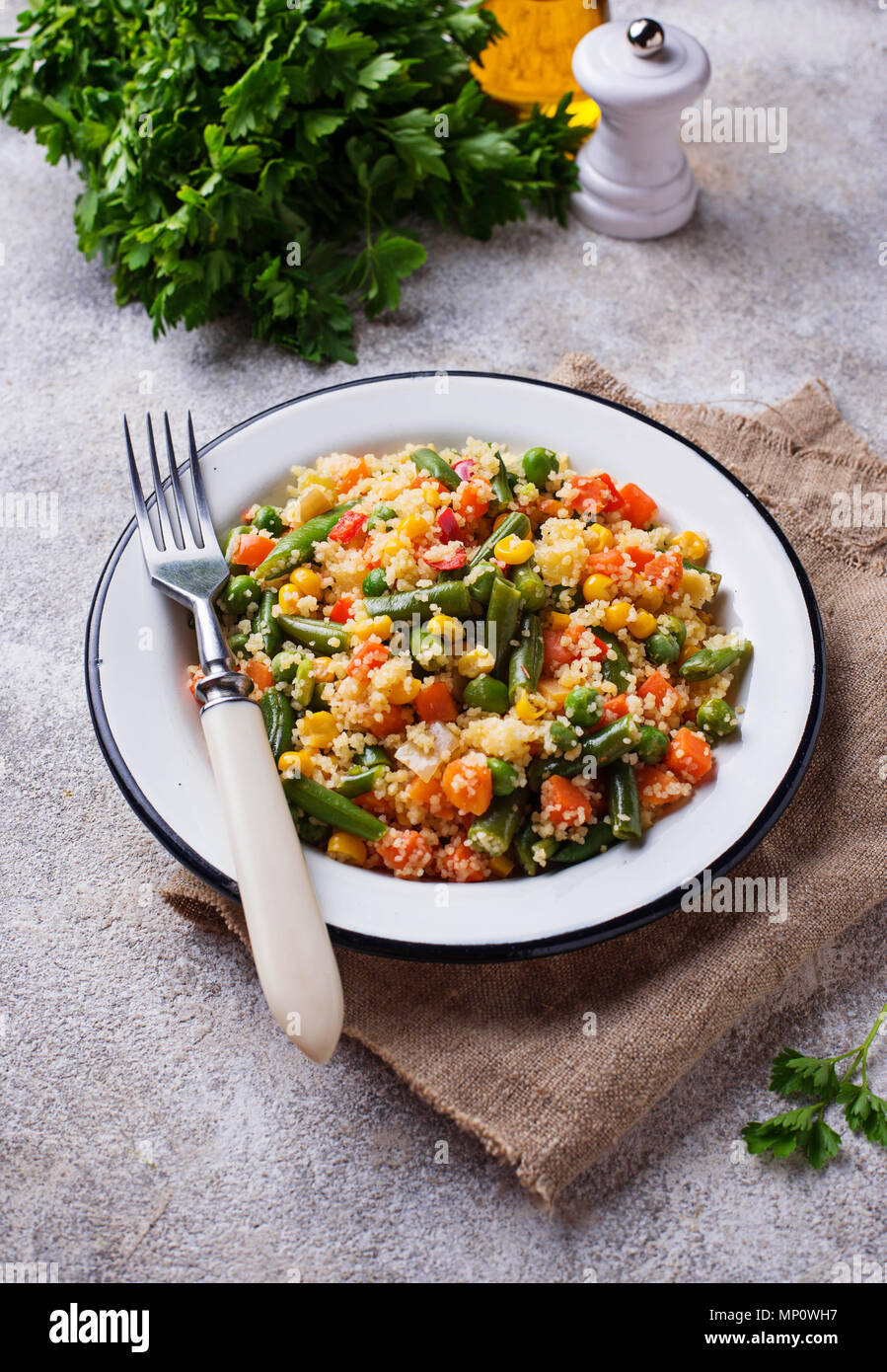 Plato vegetariano Cuscús con verduras Foto de stock