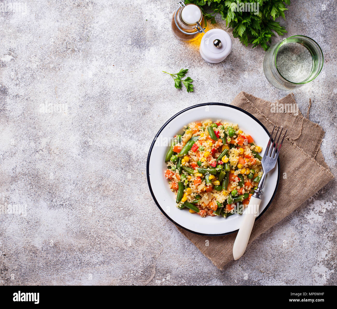 Plato vegetariano Cuscús con verduras Foto de stock