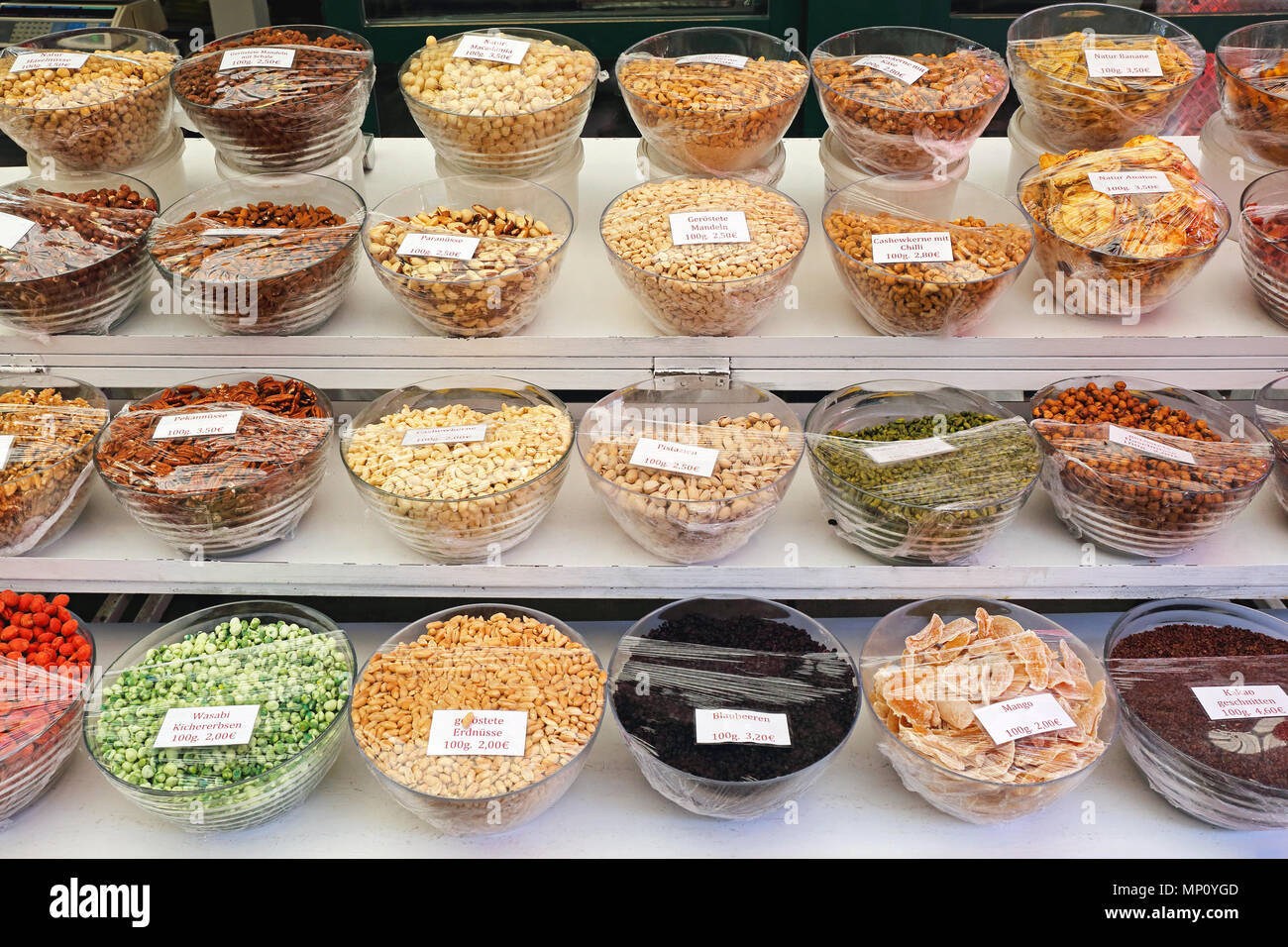Artístico pirámide Fascinante Diferentes nueces y frutos secos en recipientes para la venta Fotografía de  stock - Alamy