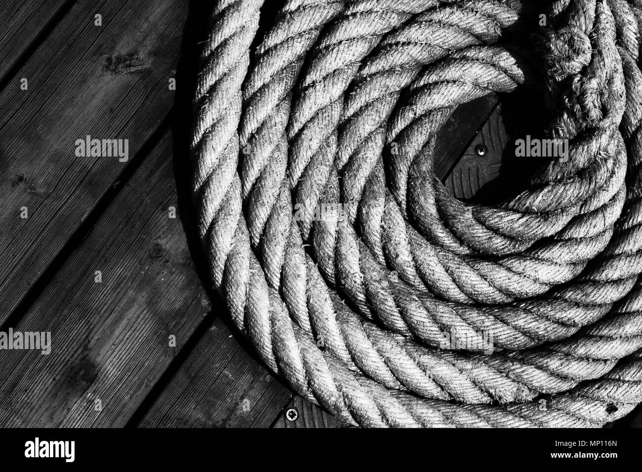 Espiral de cuerda negra Fotografía de stock - Alamy