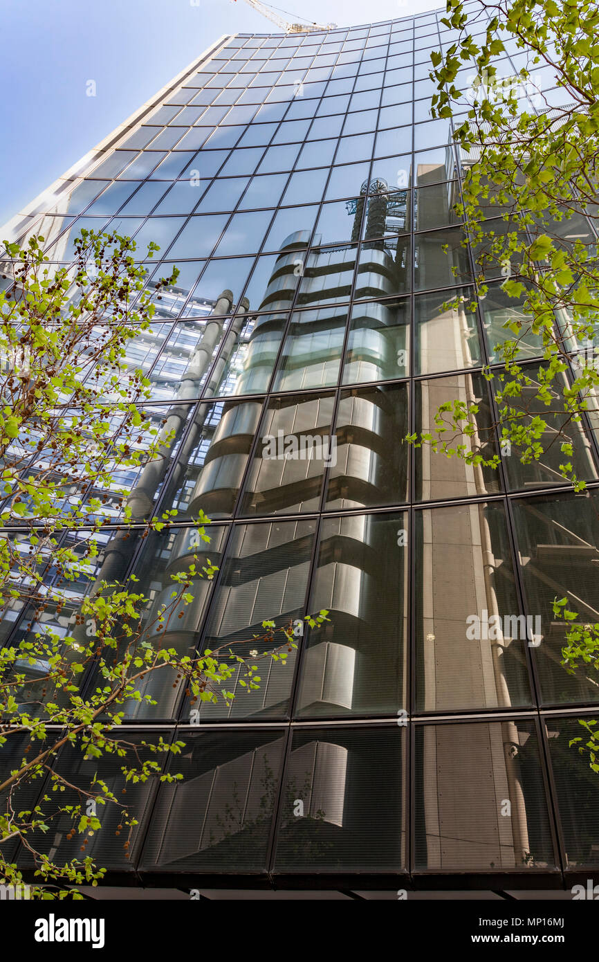 Edificio Lloyds se refleja en el edificio Willis en la ciudad de Londres. Foto de stock