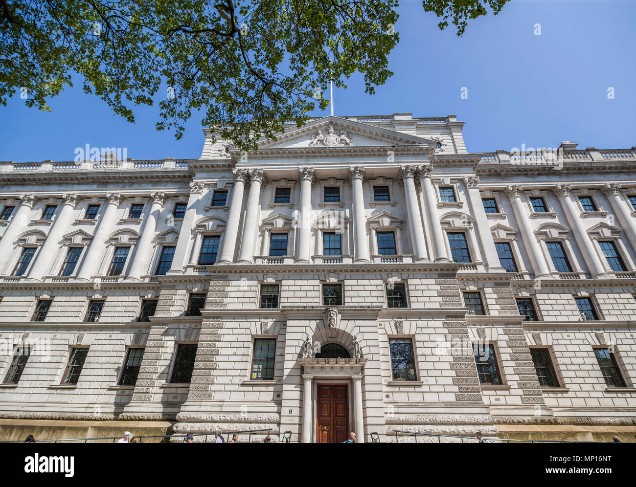 HM Treasury entrada del edificio gubernamental, Whitehall. Londres, Reino Unido Foto de stock