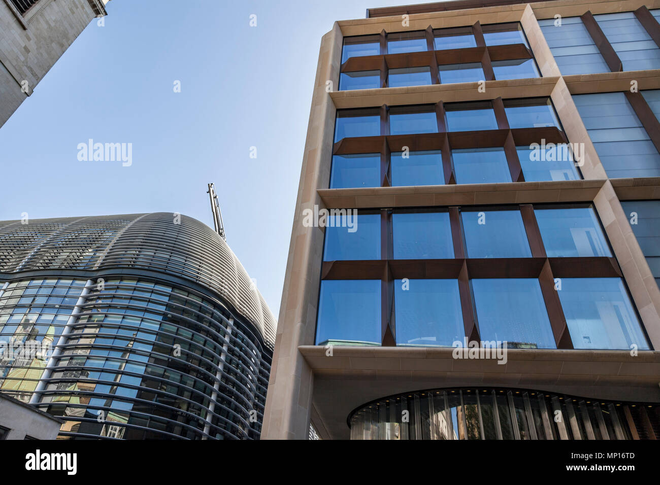 Bloomberg nueva sede central en Londres y el edificio Walbrook (izquierda). Foto de stock