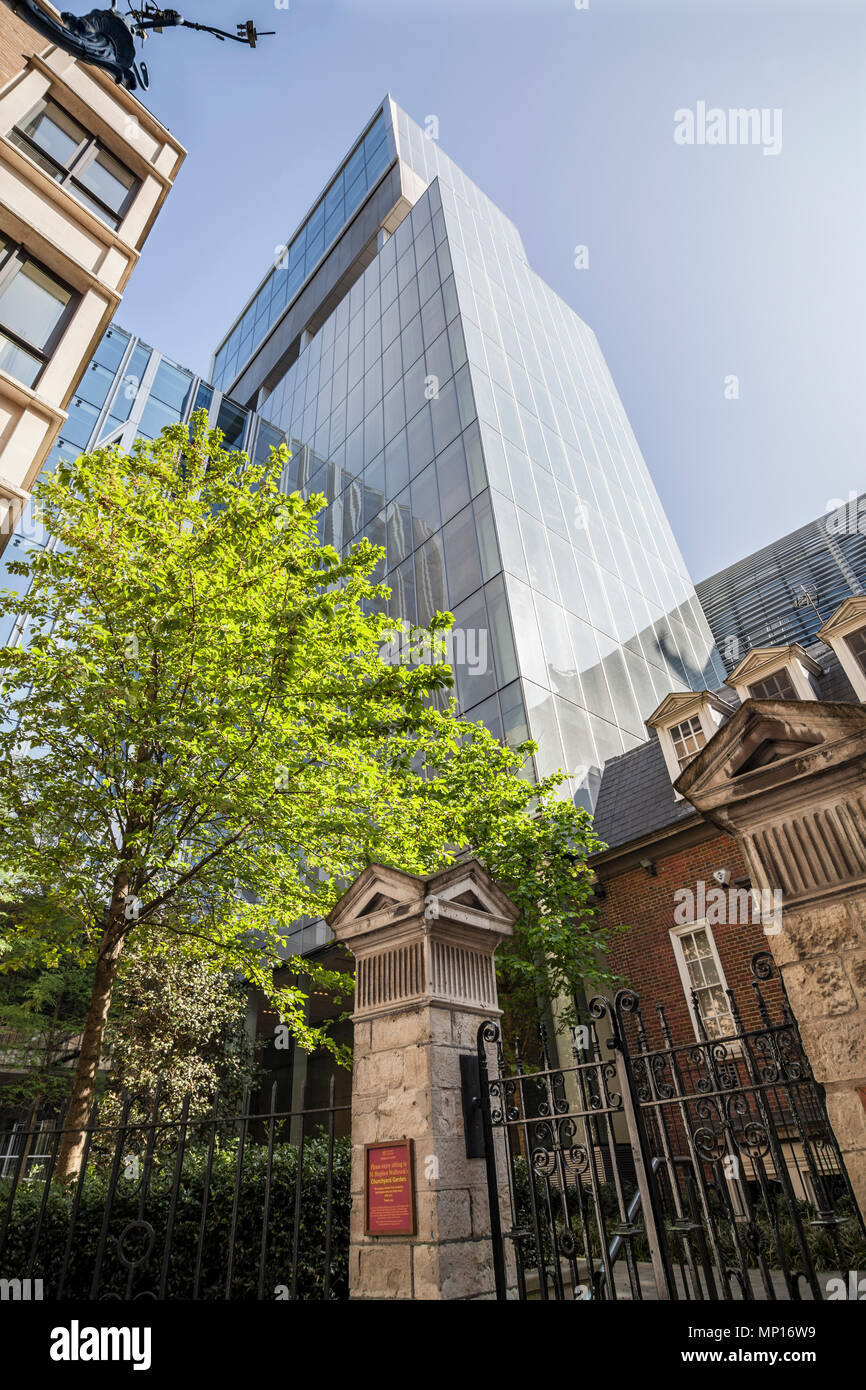 Sede del banco Rothschild en el corazón de la ciudad de Londres, diseñado por OMA. Foto de stock