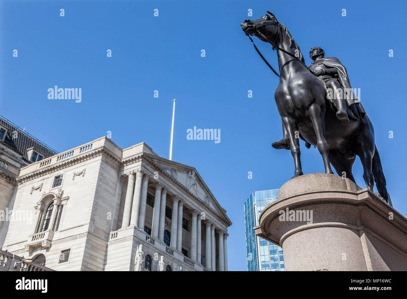 Banco de Inglaterra en Threadneedle Street, en el corazón del distrito financiero de Londres, con el Duque de Wellington estatua en primer plano Foto de stock