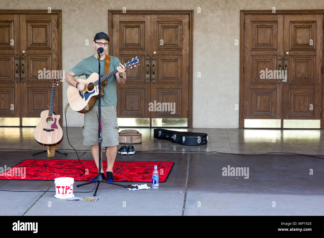 Yakima, Washington / USA - Mayo 21, 2018: Desconocido músico toca su guitarra  acústica fuera del Capitol Theatre, en el centro del mercado del agricultor  fo Fotografía de stock - Alamy