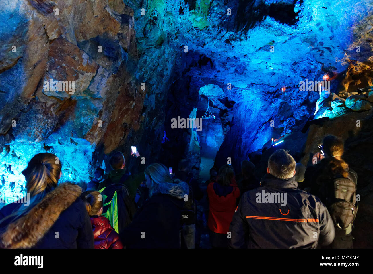 Las personas que toman fotografías del espectáculo de luces en gran Masson caverna cercana Matlock, Derbyshire Foto de stock