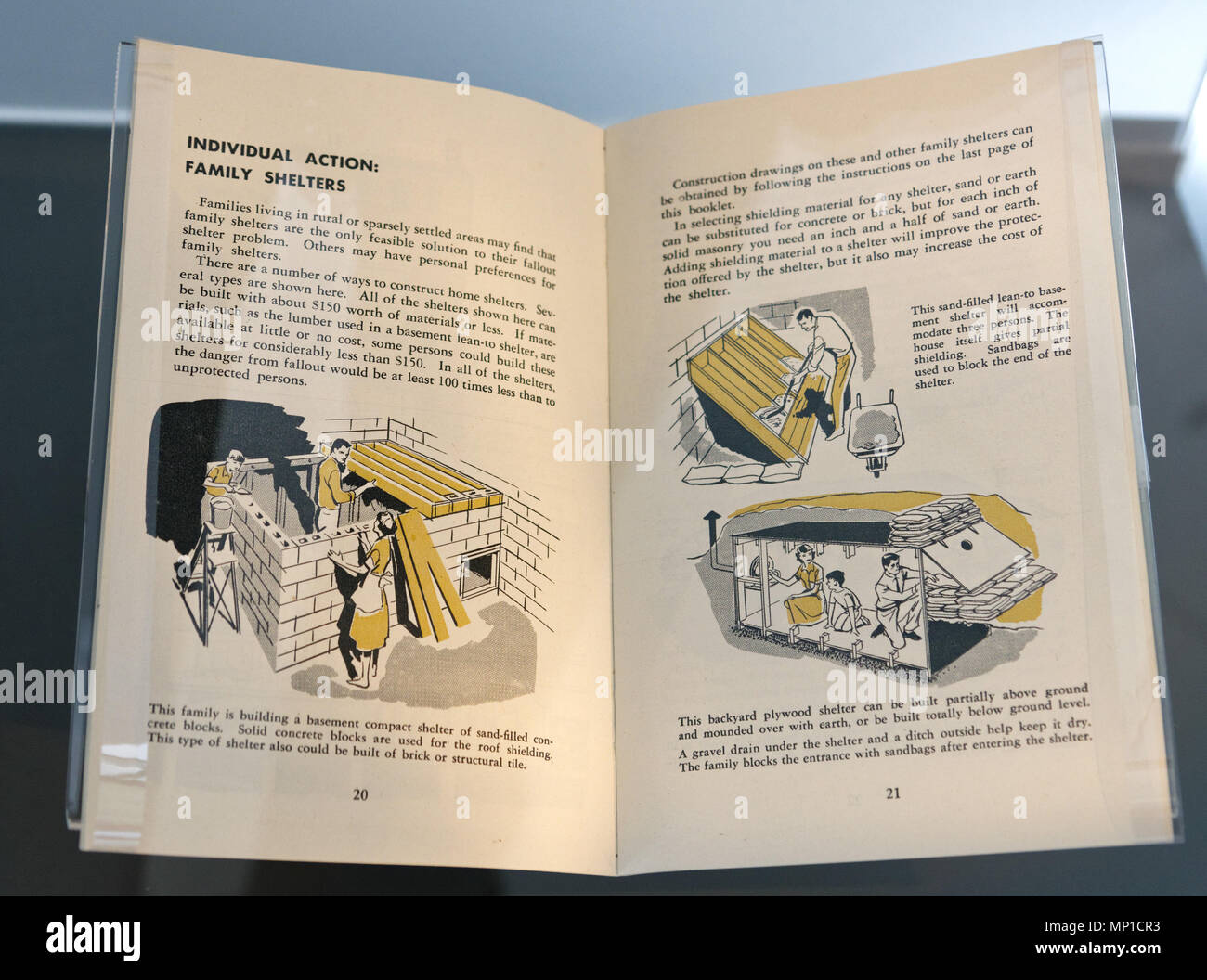 Un folleto de la guerra fría que describen cómo construir un refugio familiar en caso de ataque nuclear Foto de stock
