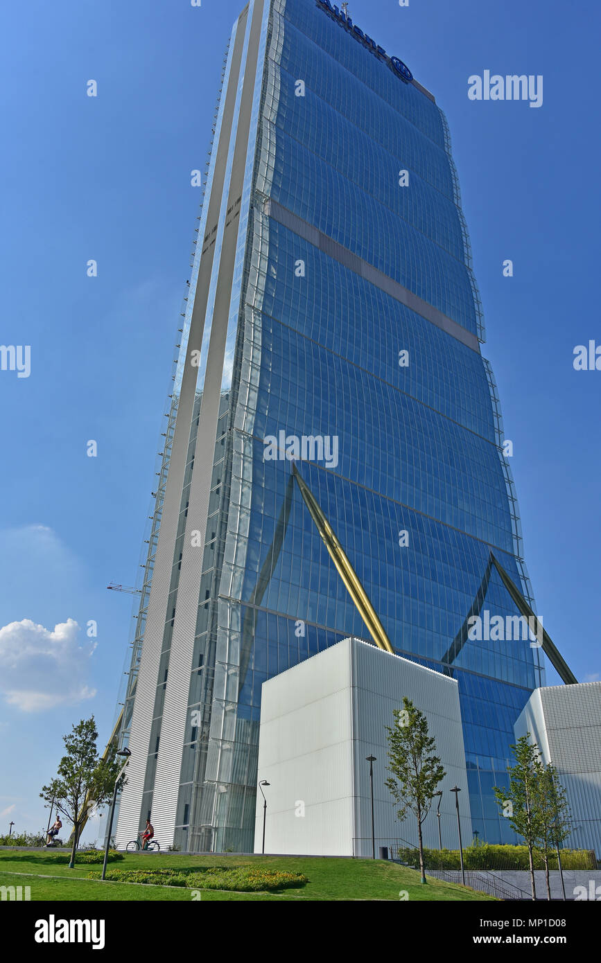 Vista general de Il Dritto Allianz (torre), parte de CityLife compleja, por Arata Isozaki y Andrea Maffei, Milan, Italia. Foto de stock