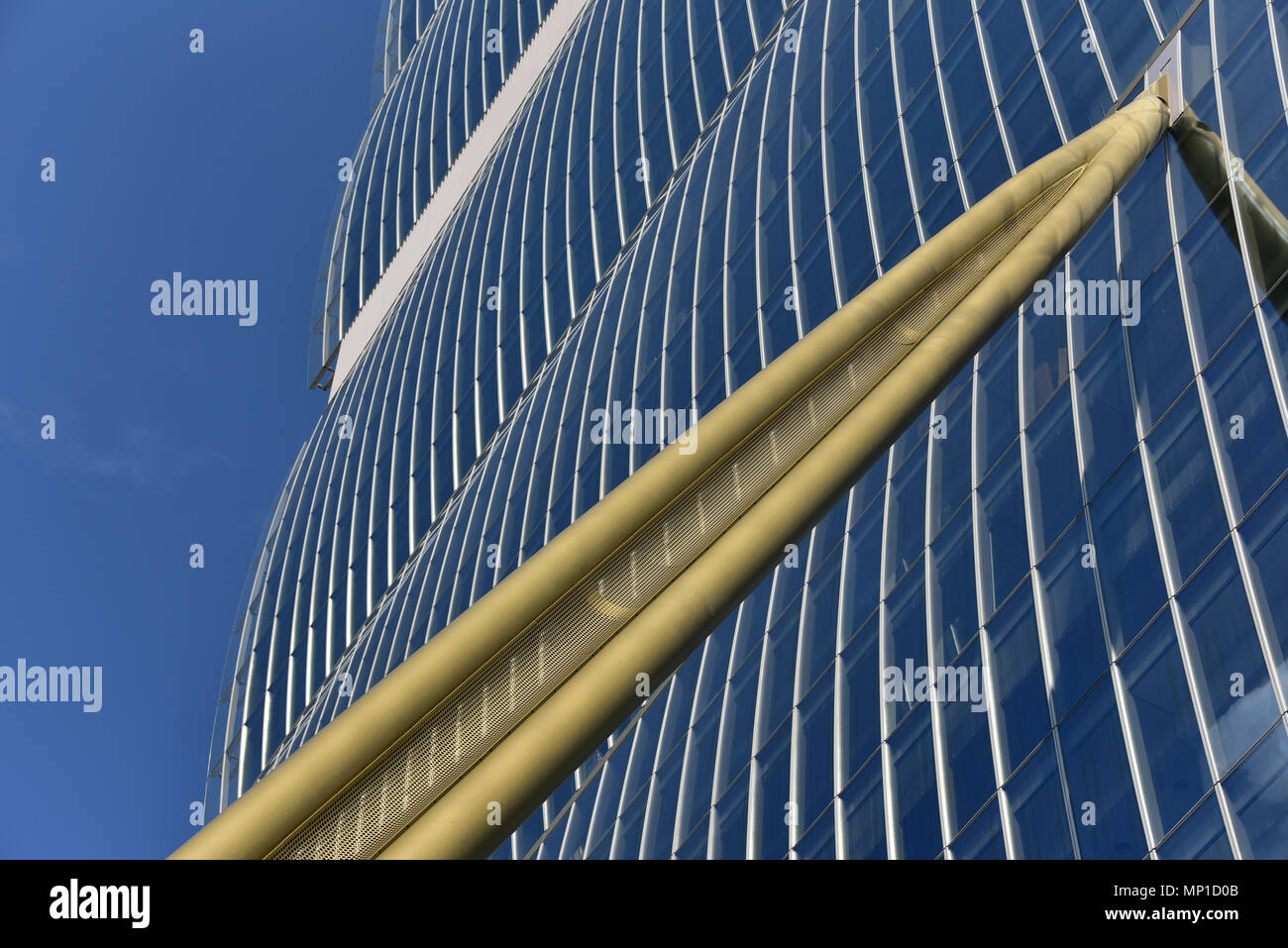 Detalle, Il Dritto Allianz (torre), parte de CityLife compleja, por Arata Isozaki y Andrea Maffei, Milan, Italia. Foto de stock