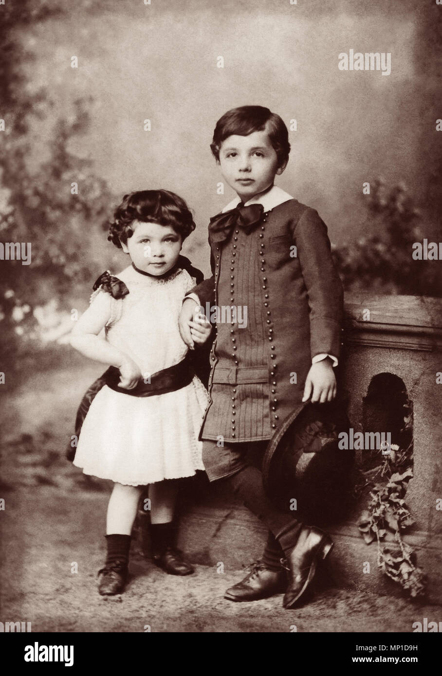 Albert Einstein (1879-1955) y su hermana Maja (1881-1951), en 1885. Foto de stock