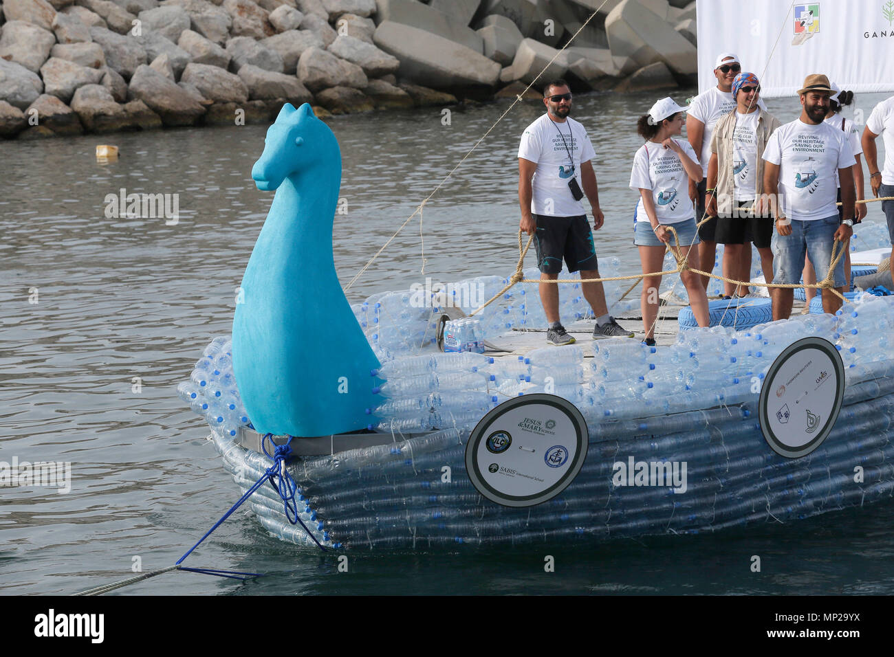 Barco hecho de botellas de plástico fotografías e imágenes de alta  resolución - Alamy