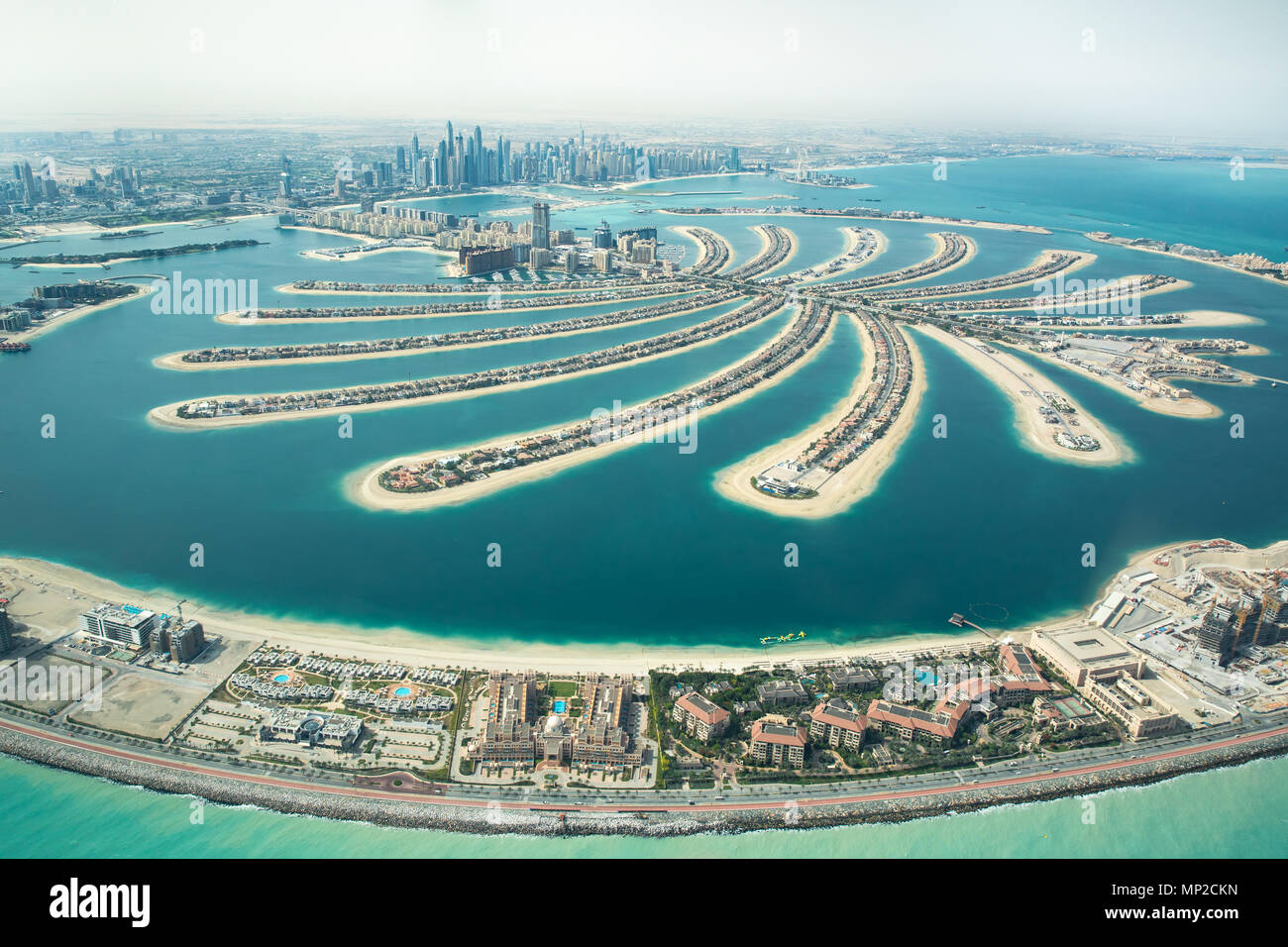 Vista aérea de la isla artificial Palm Jumeirah y Dubai Marina y el