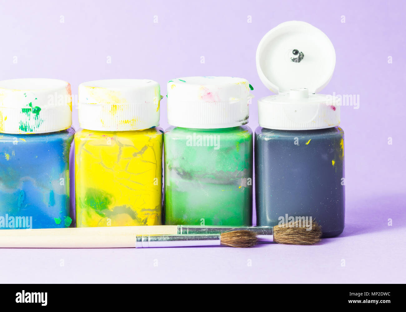 Usa acuarelas agua color (acuarela) set de pintura para niños cerca,  aislado (recorte) en blanco Fotografía de stock - Alamy