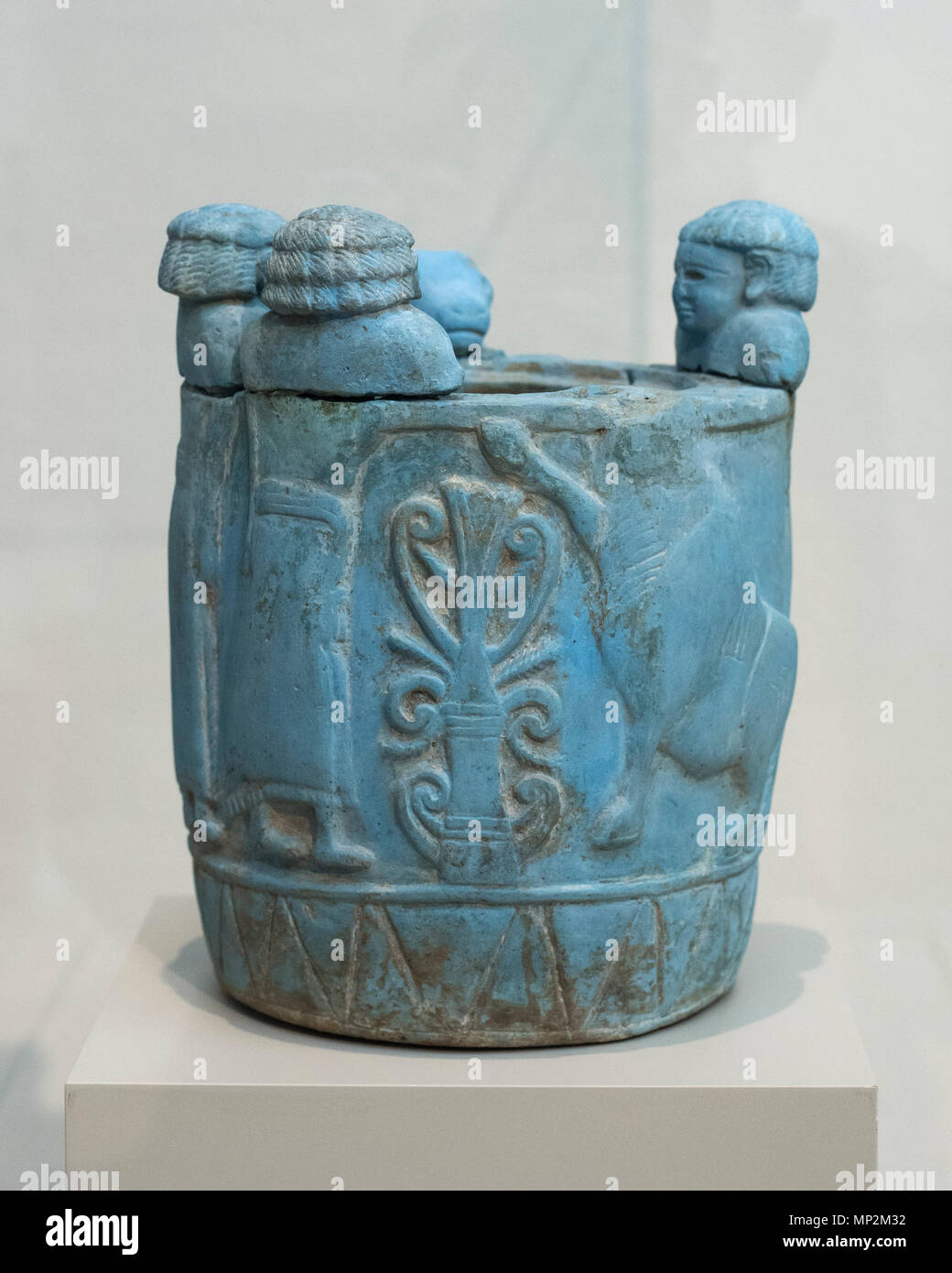 Berlín. Alemania. Descarga de loza Pyxis con 'Blue' Egipcio, 750-700 A.C. desde Polledrara, Vulci, Italia. Altes Museum. La Pyxis hechas de "Egyptian Foto de stock