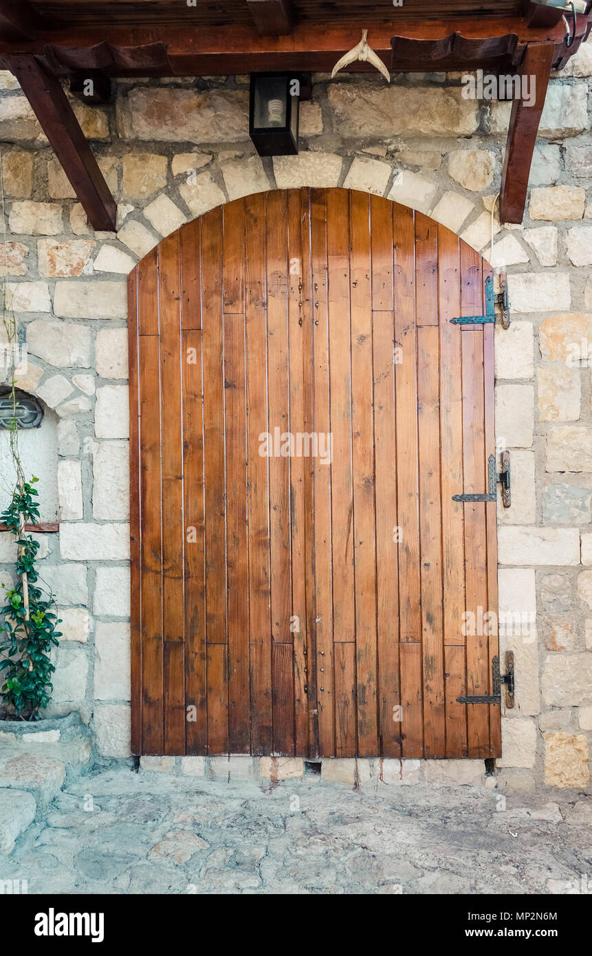 Las enormes puertas de madera, puerta con bisagras forjadas Fotografía de  stock - Alamy