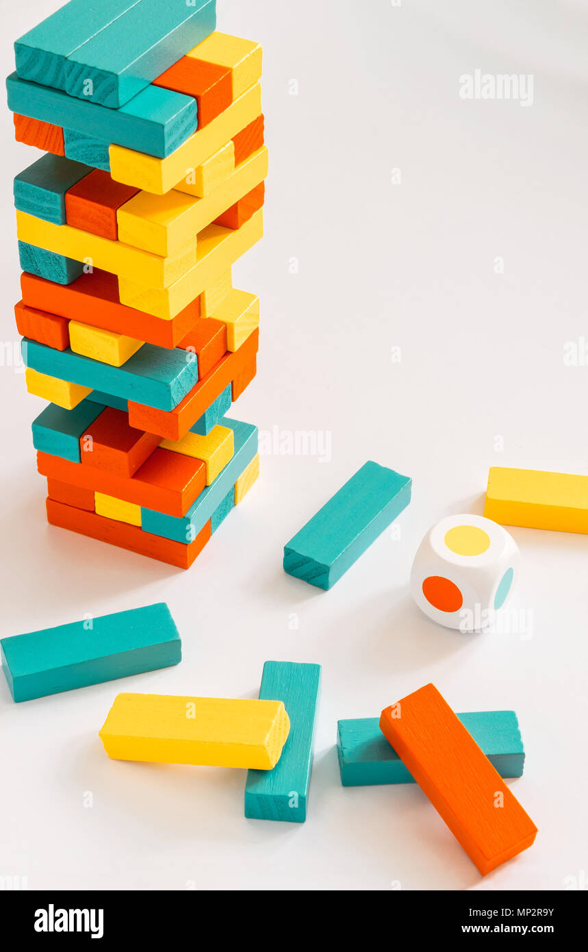 Bloques de color y una torre de Jenga el juego sobre un fondo blanco con  los dados Fotografía de stock - Alamy