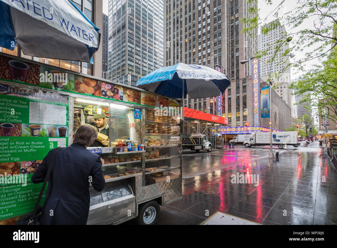 La Ciudad de Nueva York bagel permanezca en una mañana lluviosa cerca del Radio City Music Hall en 6th Ave. Foto de stock