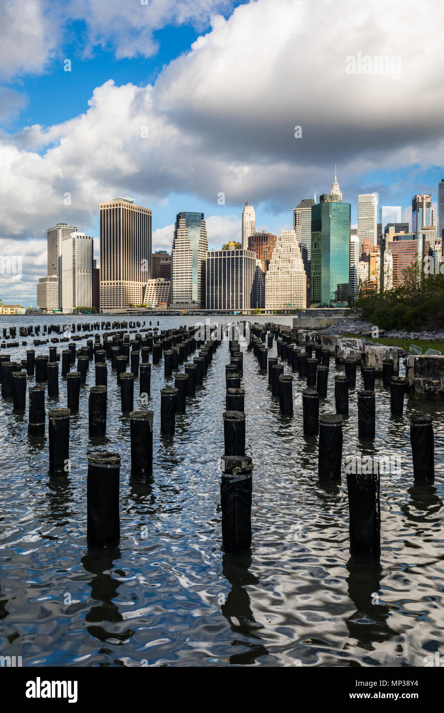 Perfil de Manhattan visto desde el East River atraca en la Ciudad de Nueva York, EE.UU.. Foto de stock