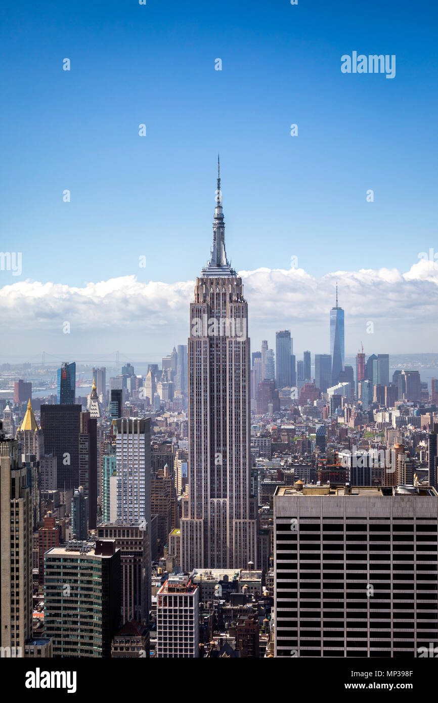 El Empire State Building, visto desde la plataforma de observación en el Rockefeller Plaza en la Ciudad de Nueva York, EE.UU.. Foto de stock