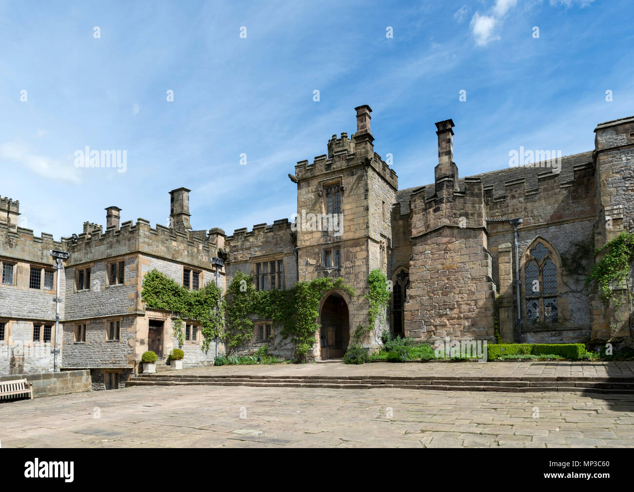 Patio inferior en Haddon Hall, cerca de Bakewell, Derbyshire, Inglaterra, Reino Unido. Foto de stock