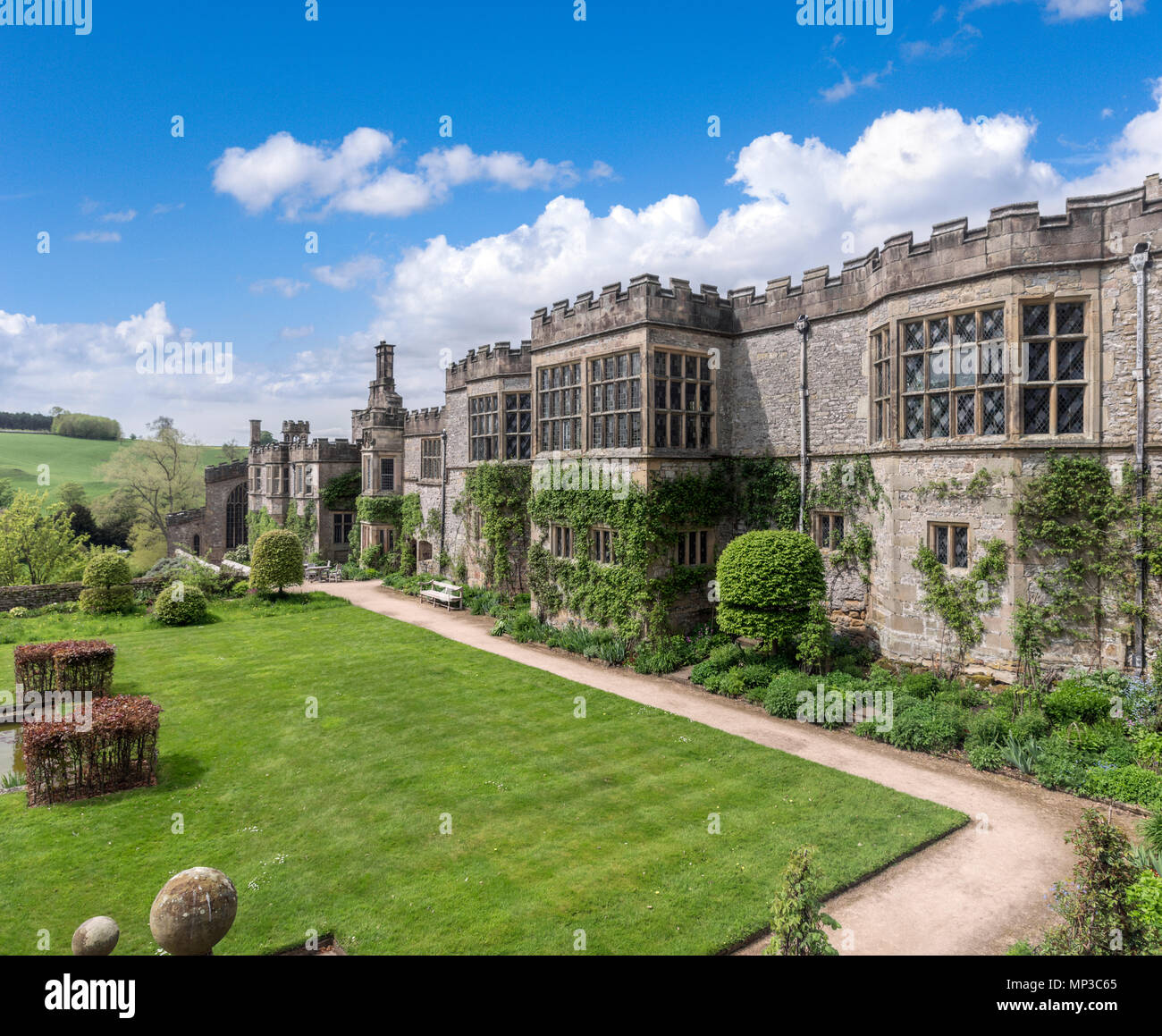 Haddon Hall. Los jardines y la vista lateral de Haddon Hall, cerca de Bakewell, Derbyshire, Inglaterra, Reino Unido. Foto de stock