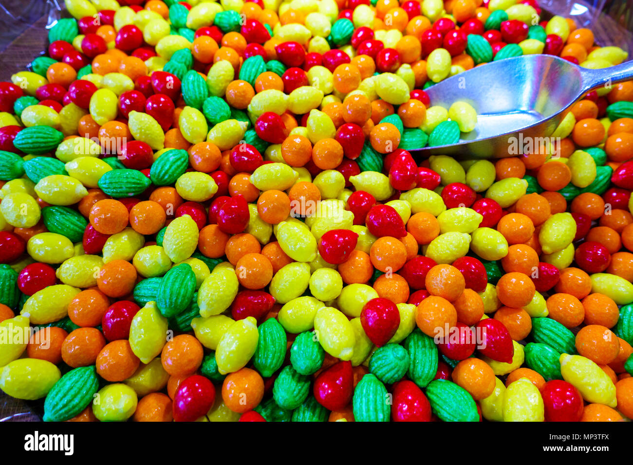Foto en primer plano de caramelos de colores, frutas rojas, de color naranja y verde Foto de stock