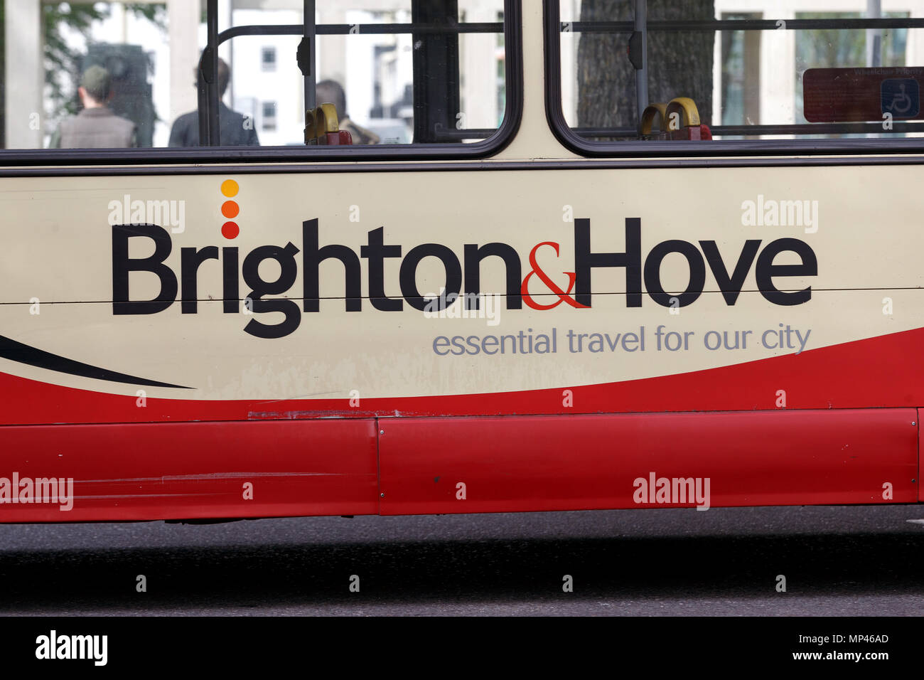 Al lado de un bus de Brighton y Hove. Brighton, East Sussex, Reino Unido. Foto de stock
