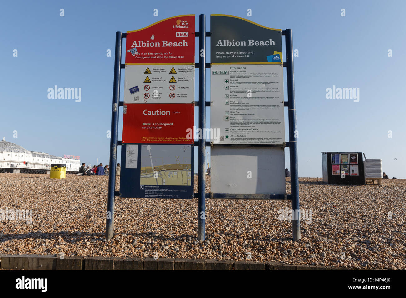 Un signo de Albion, una parte de la playa y junto a la playa de Brighton Brighton Palace Pier. Brighton, East Sussex, Reino Unido. Foto de stock