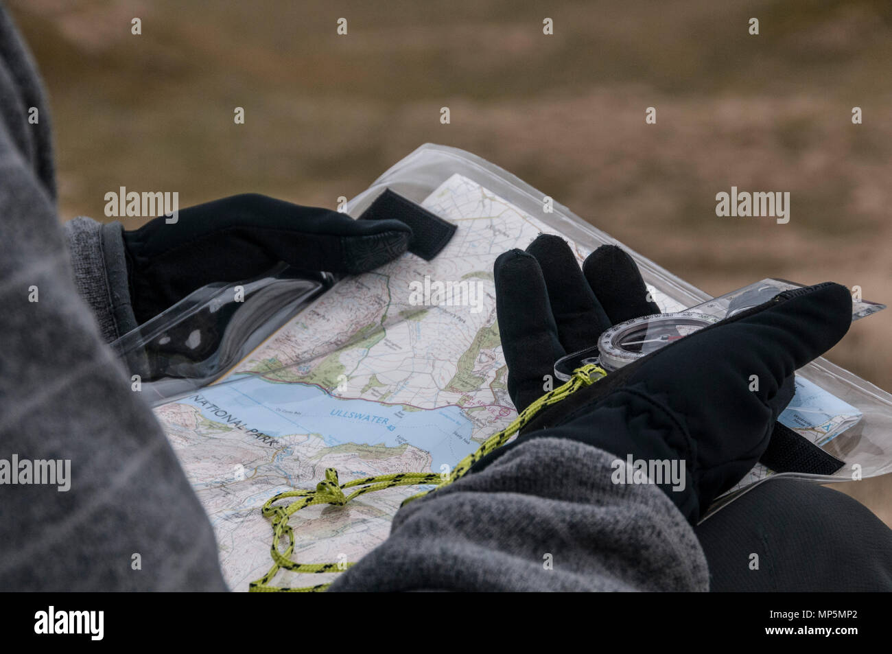 Walker utilizando una brújula y mapa para encontrar manera Foto de stock