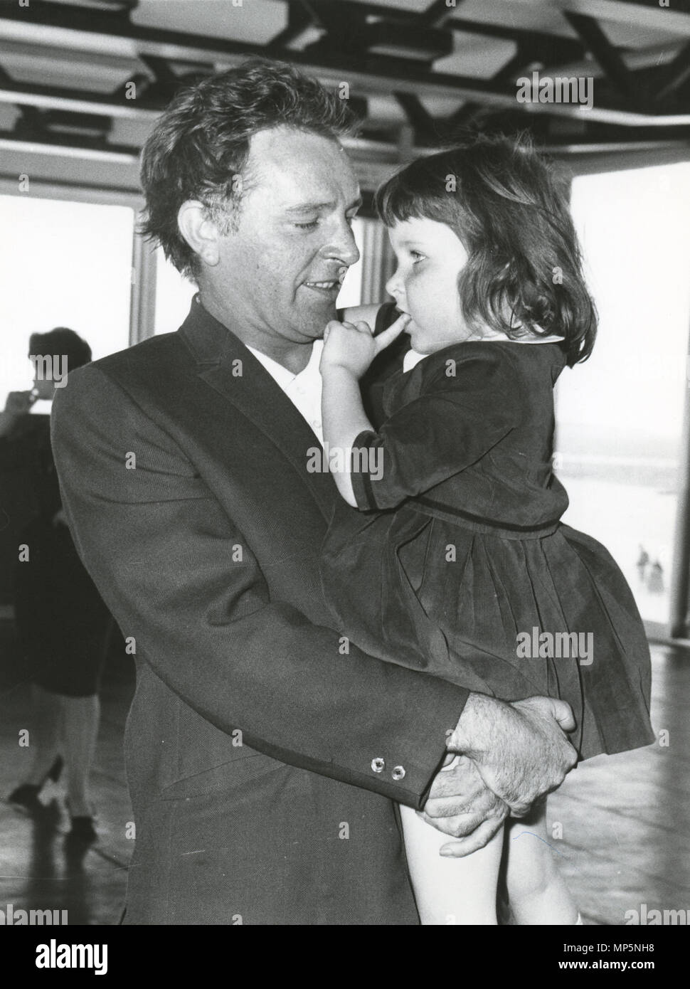 Richard Burton con la hija de María, 60s Fotografía de stock - Alamy