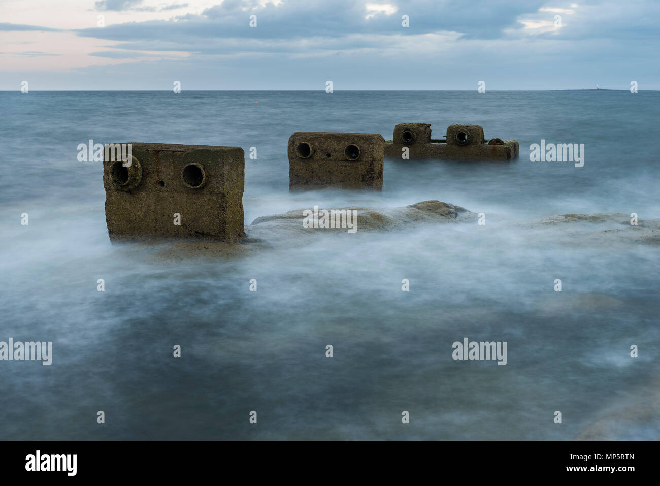 Bloques de cemento en el mar frente a la costa, Troon Ayrshire, Escocia, Reino Unido Foto de stock