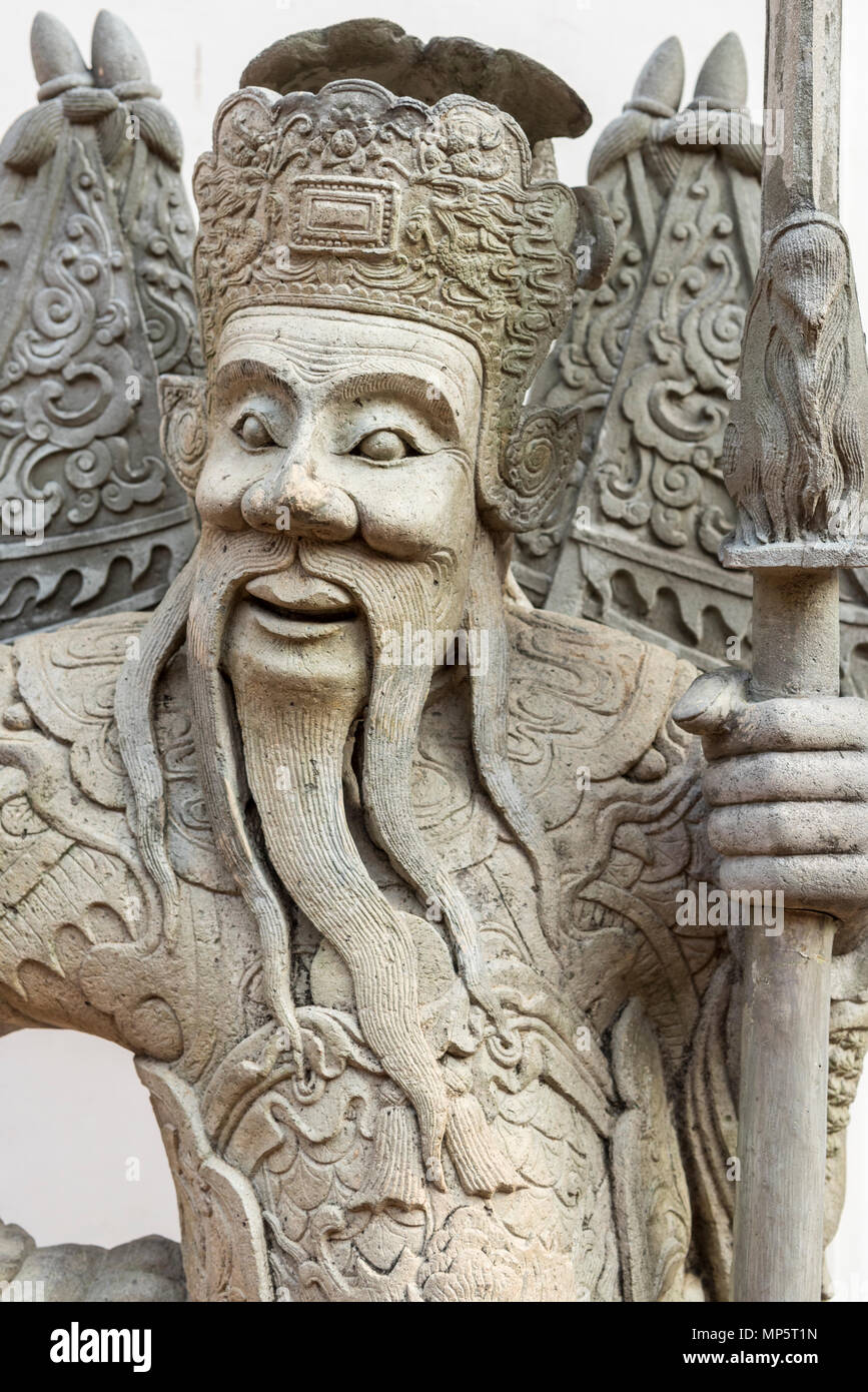 La cara de una piedra tallada en el recinto del Wat Pho (Templo del Buda Reclinado), o Wat Phra Chetuphon Bangkok Thailand Foto de stock