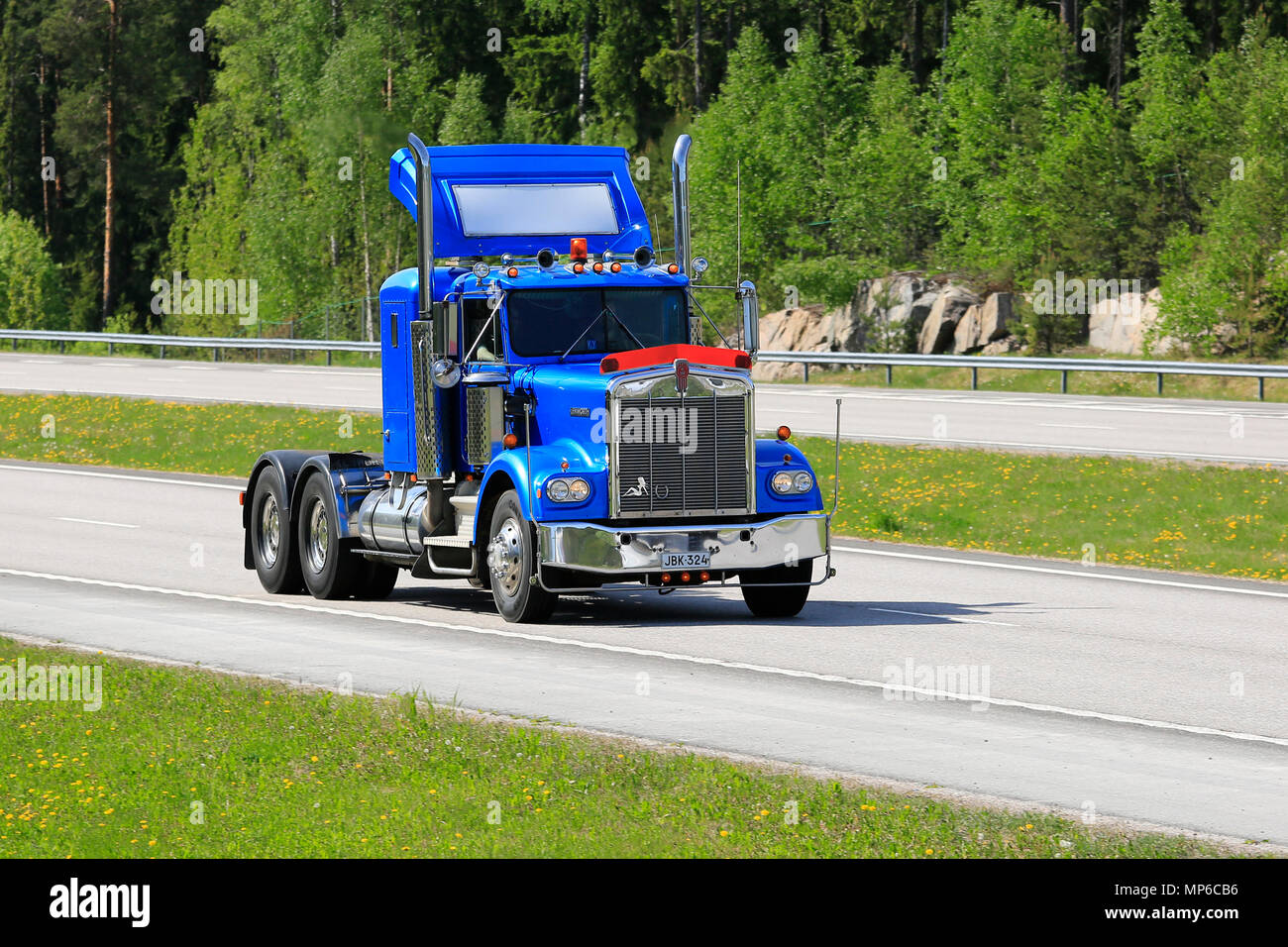 Blue Kenworth W900 camión tractor del año 1978 se desplaza a lo largo de la autopista en un día soleado de verano en Paimio, Finlandia - 20 de mayo de 2018. Foto de stock
