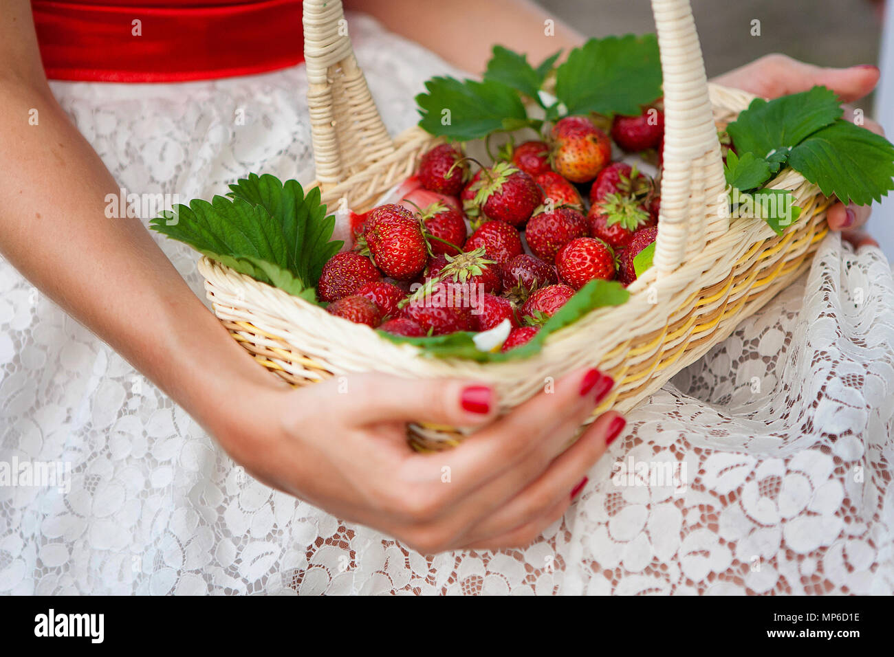 клубника пинтерест. маша собрала 2 маленькие корзинки земляники. корзина с клубникой черно белое фото. большая корзина клубники с пожеланиями. ягоды комы.