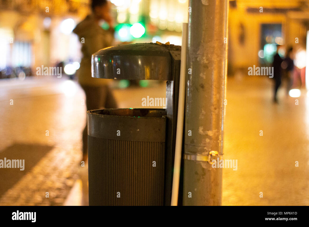 Cenicero de la calle en las zonas urbanas degradadas noche Fotografía de  stock - Alamy