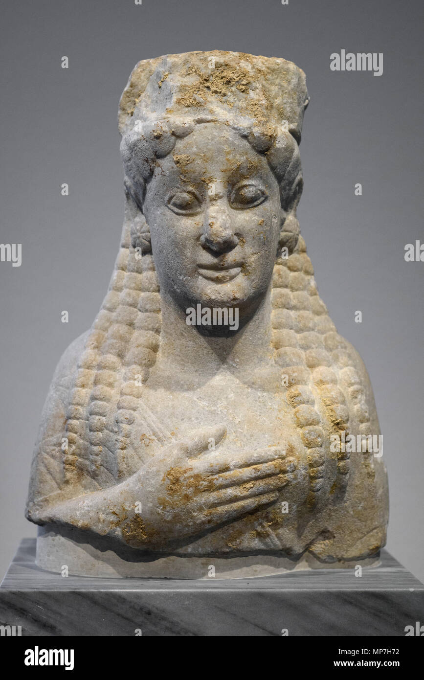 Berlín. Alemania. La parte superior del cuerpo de una niña, la Estatua de Chalkedon (día moderno Kadiköy, Turquía), mármol, alrededor del año 550 A.C. Altes Museum. Oberkorper einer Madc Foto de stock