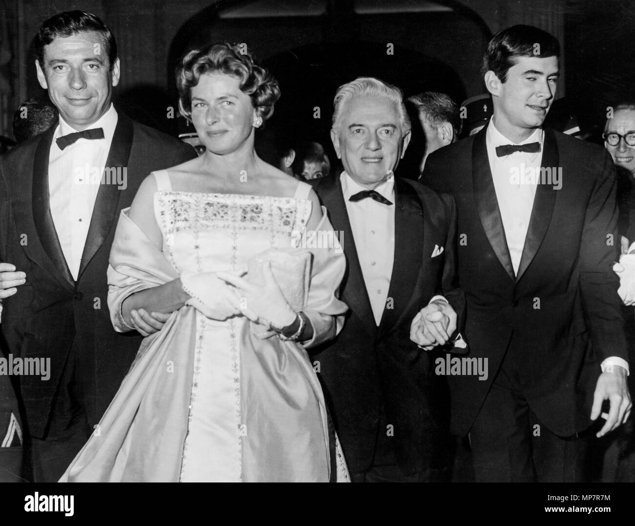 Yves Montand, Ingrid Bergman, Anatole Litvak, Anthony Perkins, el festival de cine de Cannes 1961 Foto de stock