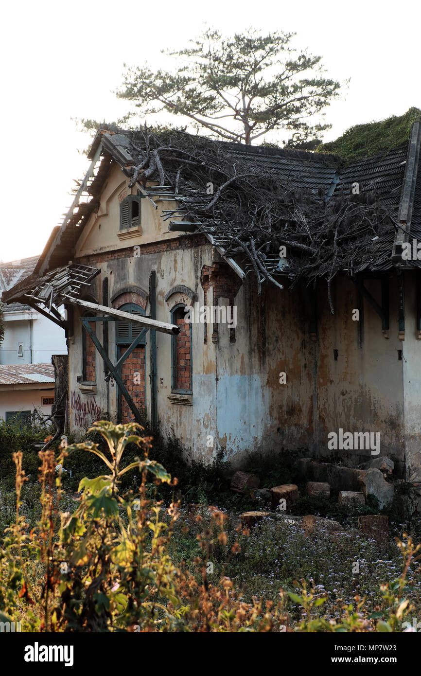 Dalat, Viet Nam- Feb 24, 2018: Antigua villa dañado en el jardín de hierba, mansión de estilo de arquitectura de Francia con la degradación por tiempo, Vietnam Foto de stock