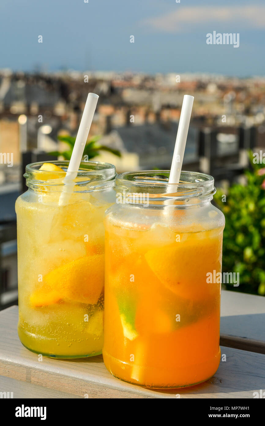 Limonada cócteles con limón en un tarro de vidrio, bebida refrescante fría o bebidas con hielo en un bar en la azotea. Foto de stock