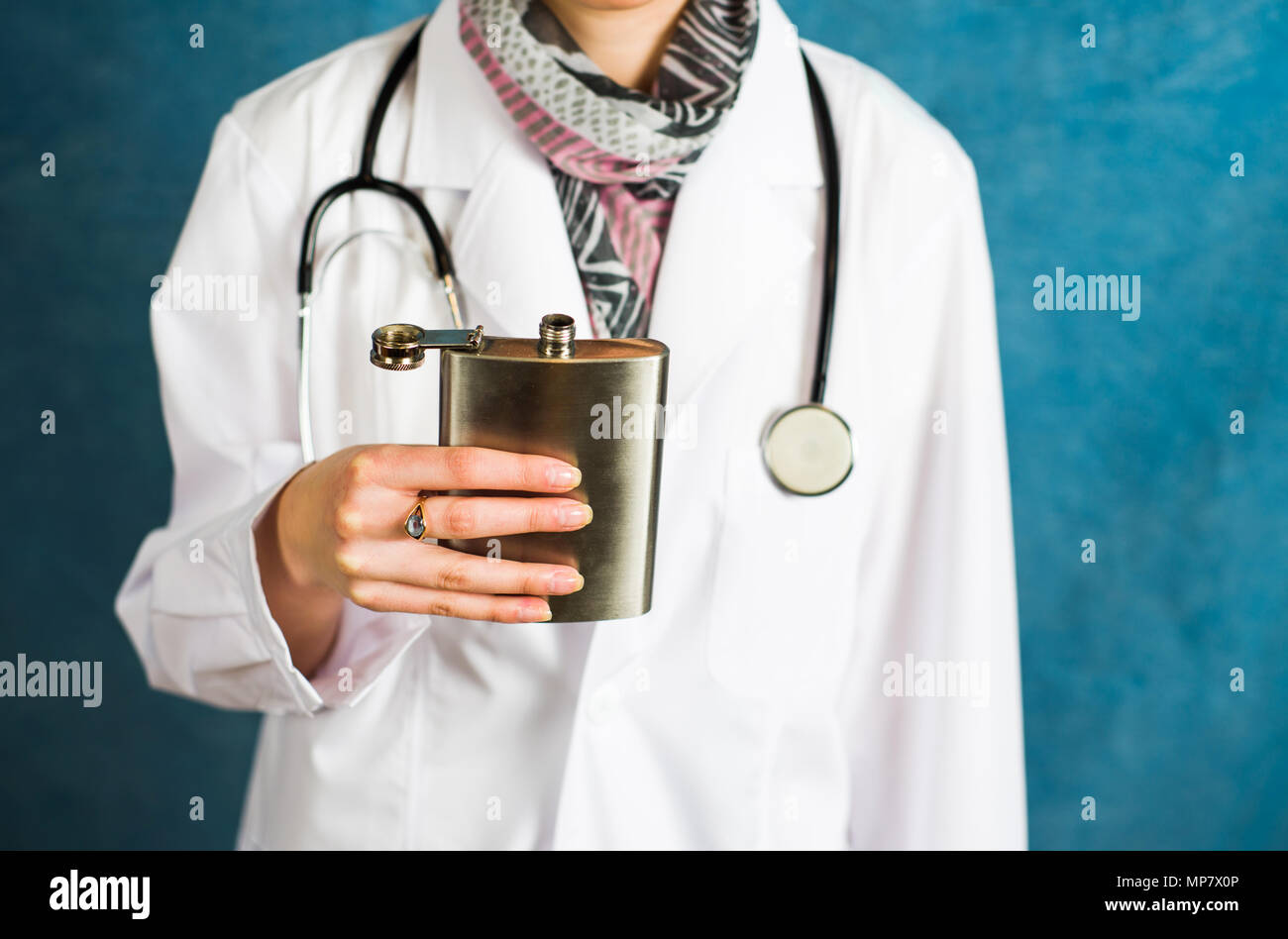 Doctora sosteniendo una petaca cerrar Foto de stock