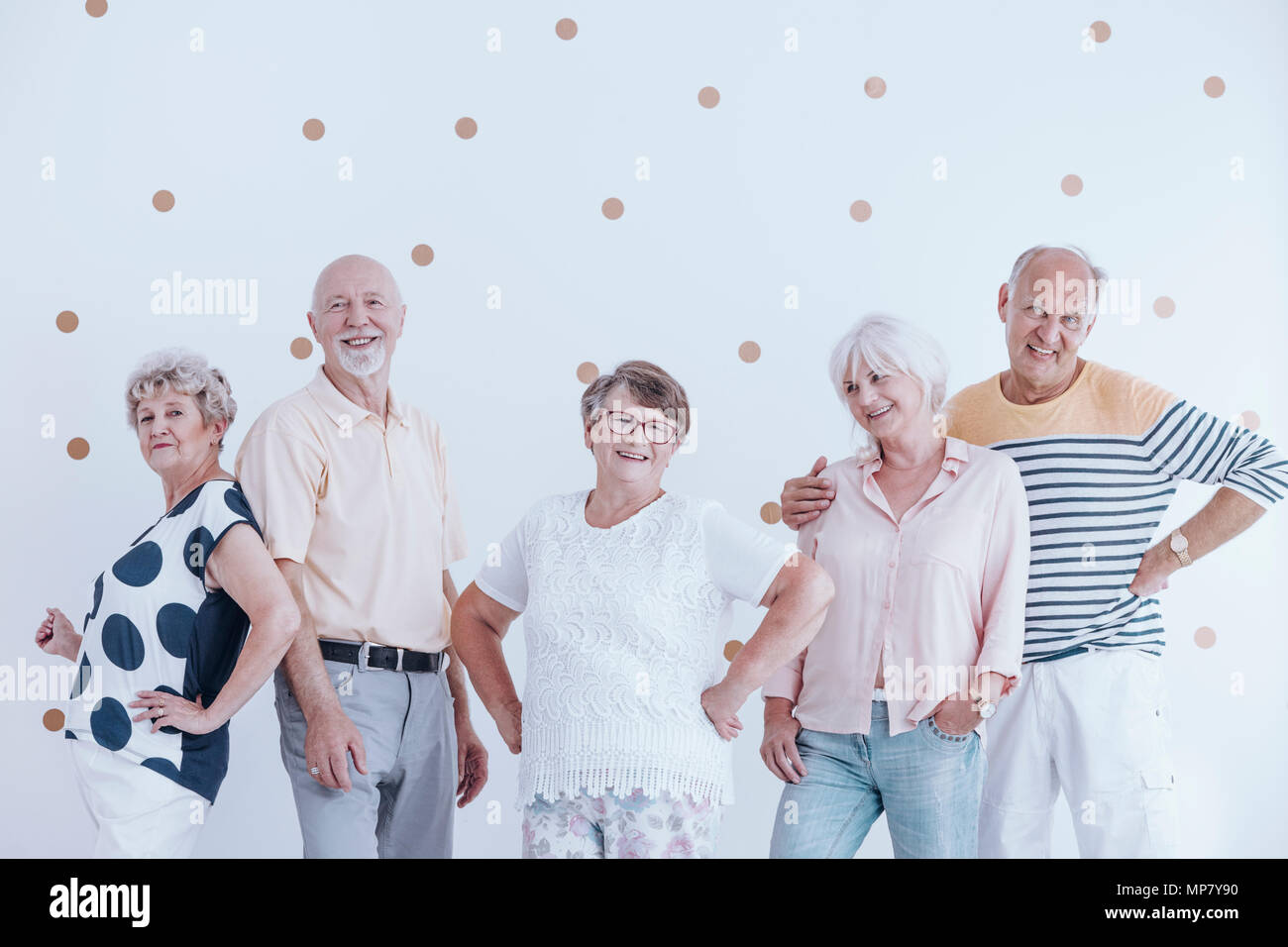Moda Vestidos Personas Posando Contra La Pared Blanca Con Puntos De Oro Fotografia De Stock Alamy