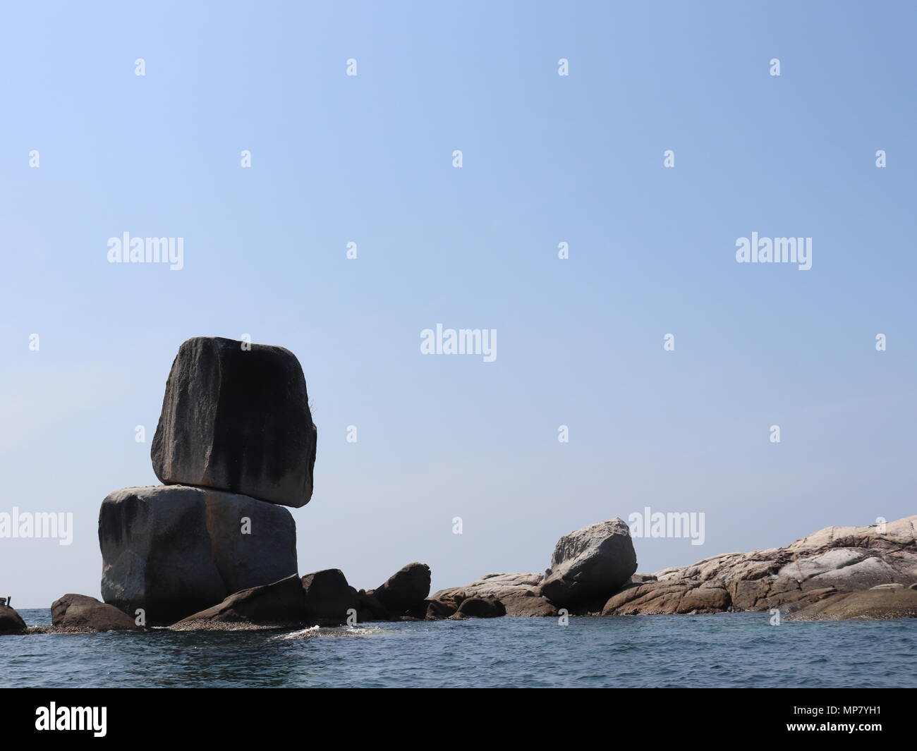 Dos rocas perfectamente apilados en el medio del océano cerca de Ko Lipe, la famosa isla en el sur de Tailandia. Foto de stock