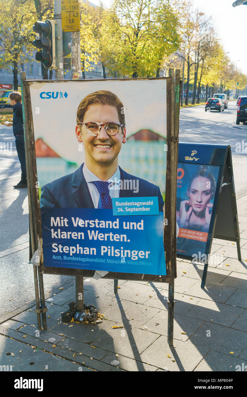 Munich, Alemania - 20 de octubre, 2017: la publicidad del candidato de la CSU en la calle stand, para las elecciones del Bundestag de otoño de Foto de stock