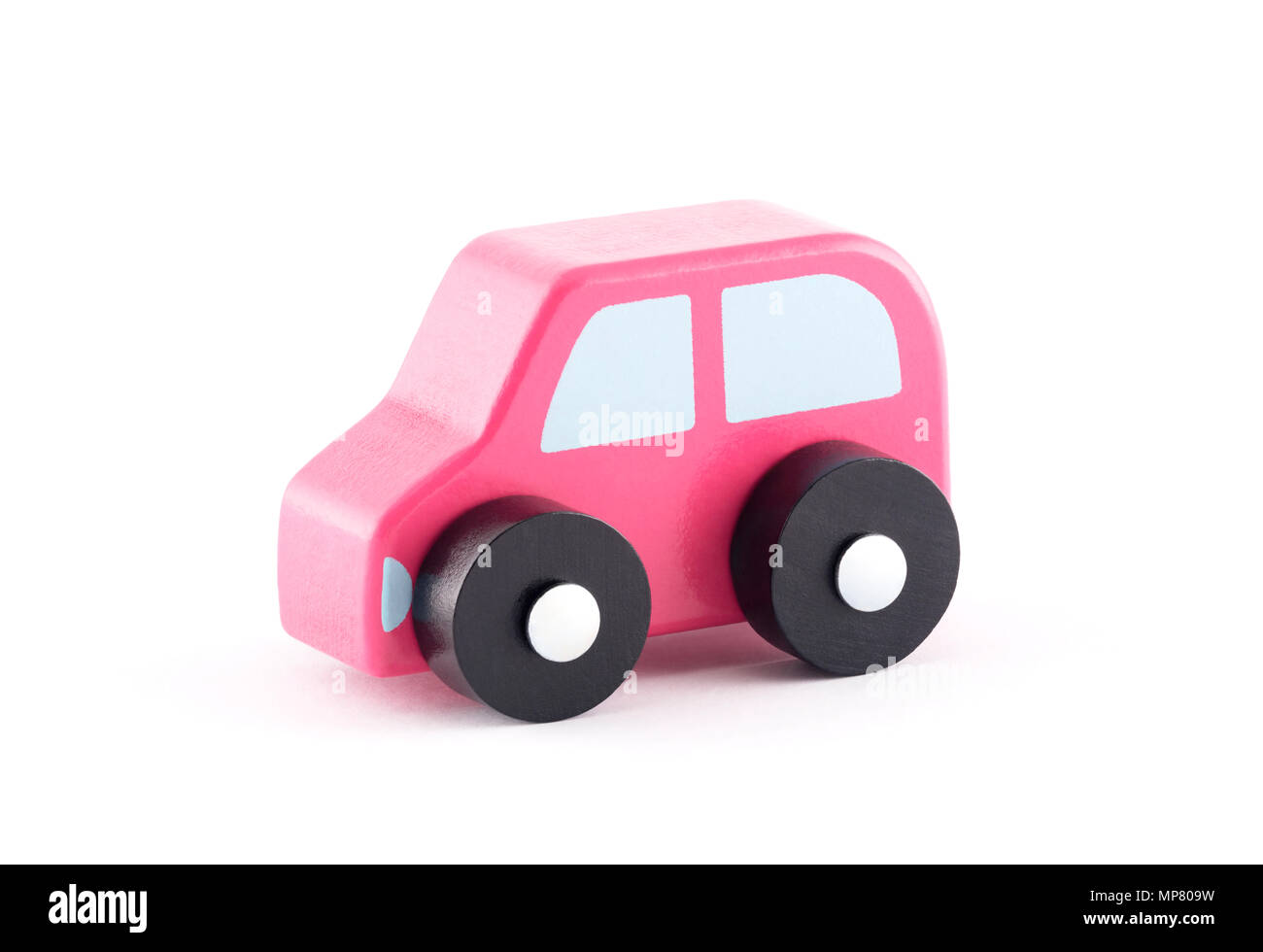 Pequeño coche de juguete de madera sobre fondo blanco con trazado de recorte Foto de stock
