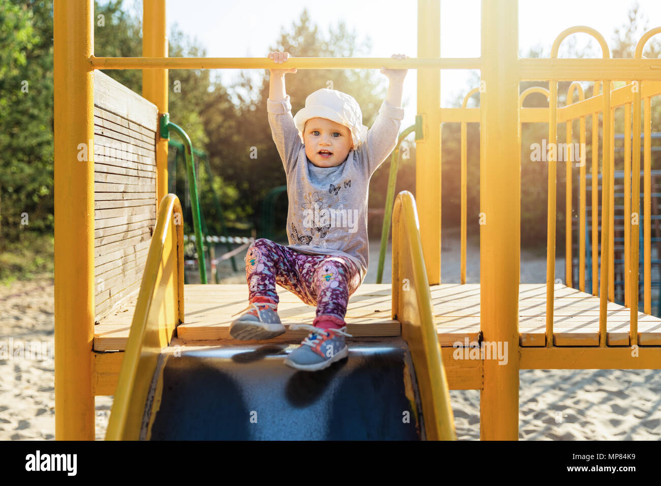 Niño en deslizador en playground Foto de stock