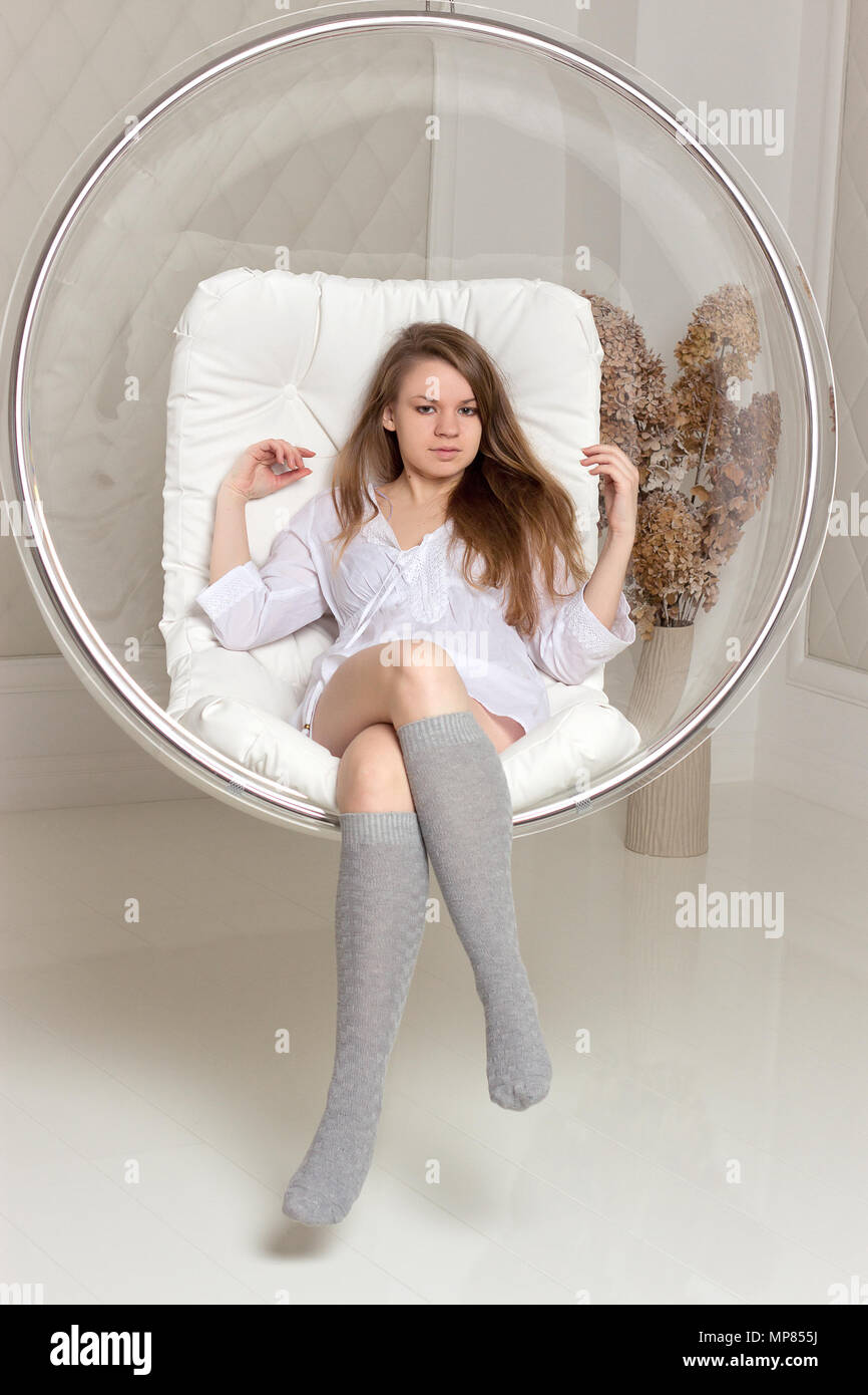 Medias blancas se sienta fotografías e imágenes de alta resolución - Alamy