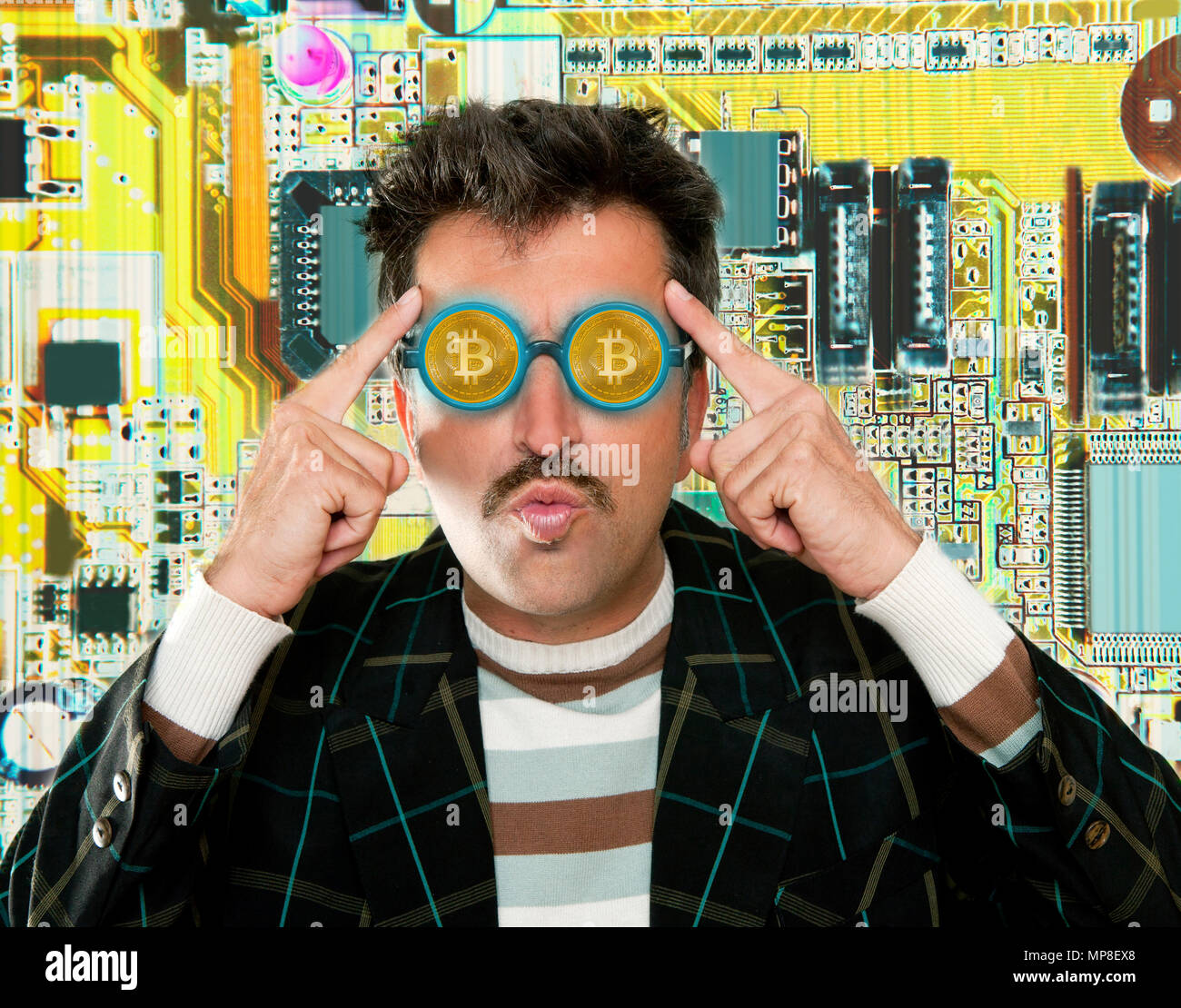 Gracioso nerd hacker con Bitcoin BTC ingeniero minero en el circuito antecedentes Foto de stock