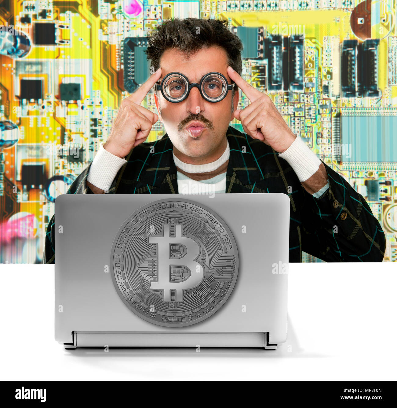 Gracioso nerd hacker con Bitcoin BTC ingeniero minero en el circuito antecedentes Foto de stock