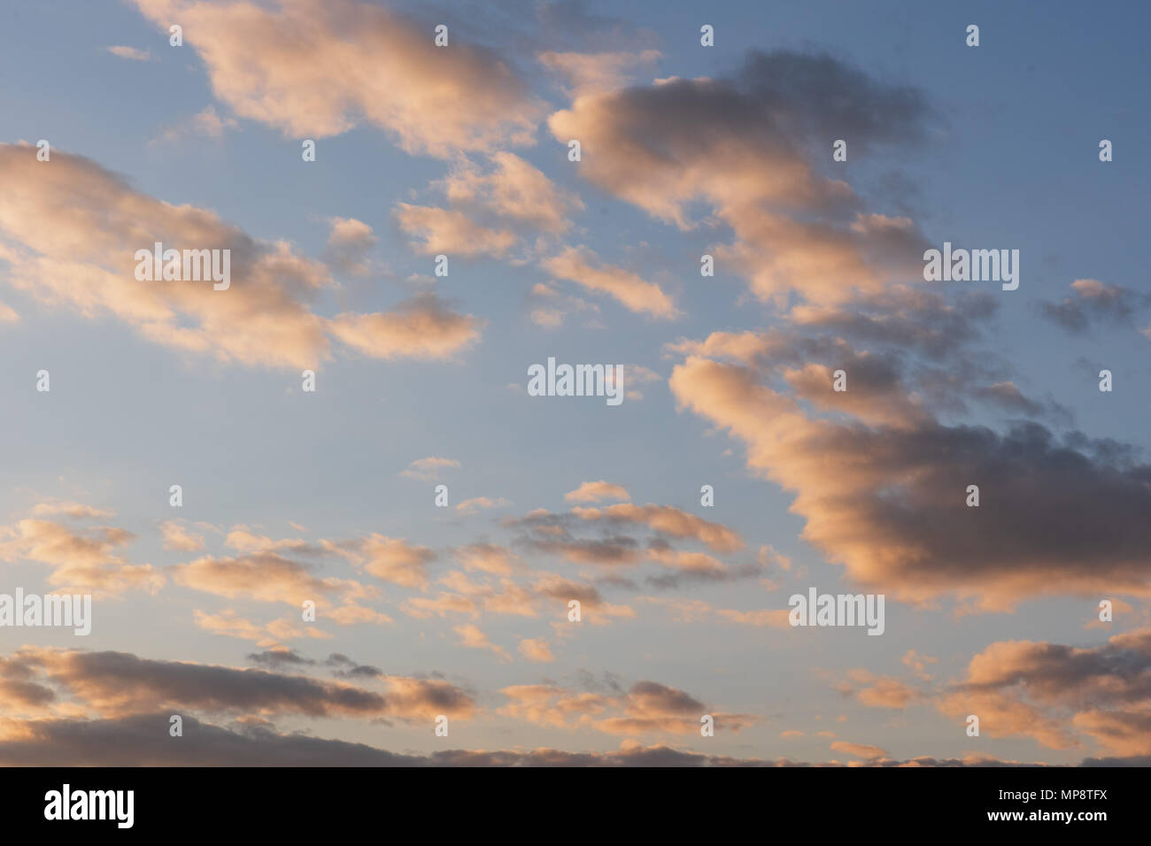 Colorido espectacular cielo con nubes al atardecer, natural Foto de stock